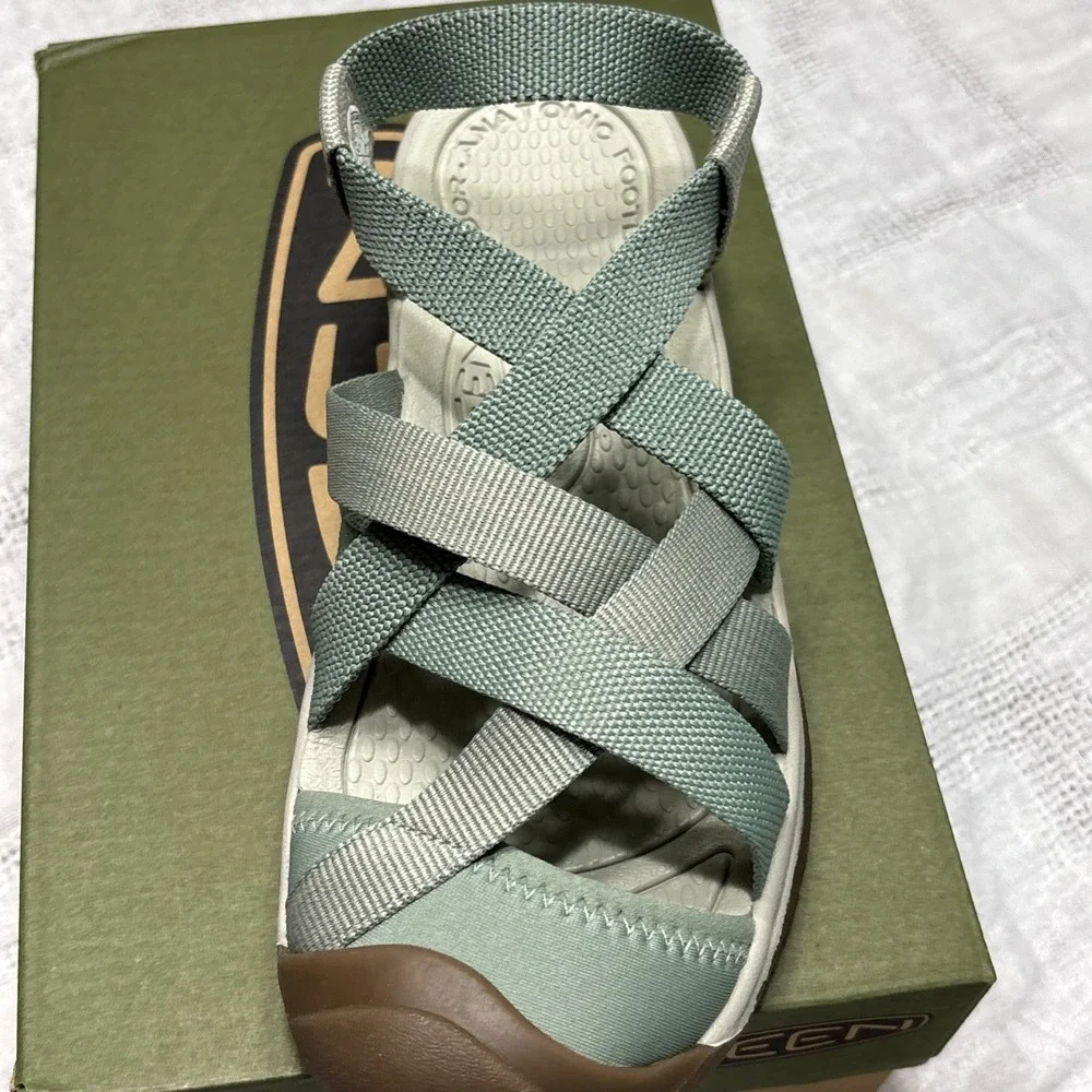 New With Box Keen Women's Whisper Sandals Lily Pad/ Plaza Taupe Sz 6.5 102